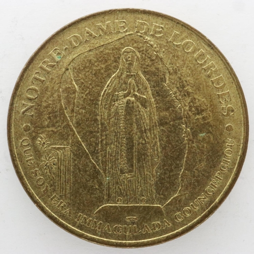 2073 - Lourdes /Notre Dame Remembrance token. UK P&P Group 0 (£6+VAT for the first lot and £1+VAT for subse... 