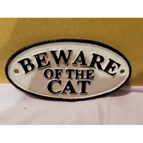 1007 - Cast iron Beware of the cat sign. W: 15 cm. UK P&P Group 1 (£16+VAT for the first lot and £2+VAT for... 