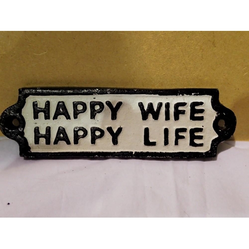 1020 - Cast iron Happy wife happy life sign. W: 15 cm. UK P&P Group 1 (£16+VAT for the first lot and £2+VAT... 