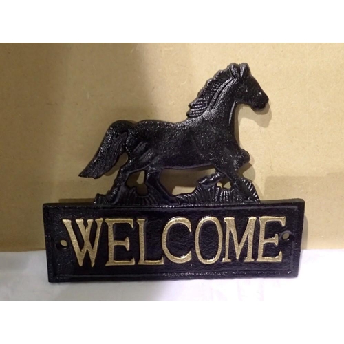 1028 - Cast iron Welcome sign. W: 15 cm. UK P&P Group 1 (£16+VAT for the first lot and £2+VAT for subsequen... 