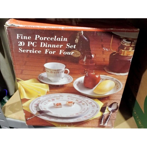 1030 - Fine porcelain 20 piece dinner service, boxed, appears unused. Not available for in-house P&P