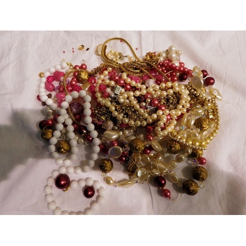 1070 - Mixed beaded costume jewellery. UK P&P Group 1 (£16+VAT for the first lot and £2+VAT for subsequent ... 