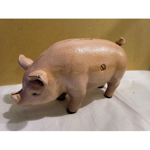 1088 - Cast iron piggy bank. L: 15 cm. UK P&P Group 1 (£16+VAT for the first lot and £2+VAT for subsequent ... 