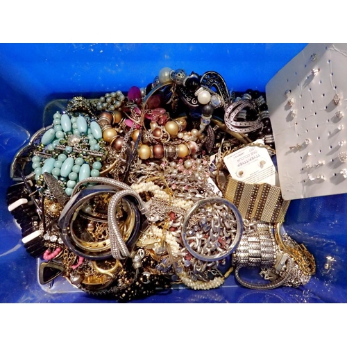 1091 - Quantity of mixed costume jewellery. UK P&P Group 2 (£20+VAT for the first lot and £4+VAT for subseq... 