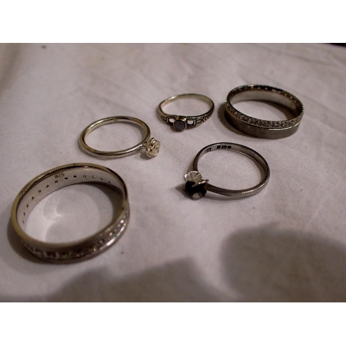 1105 - Five silver rings. UK P&P Group 1 (£16+VAT for the first lot and £2+VAT for subsequent lots)