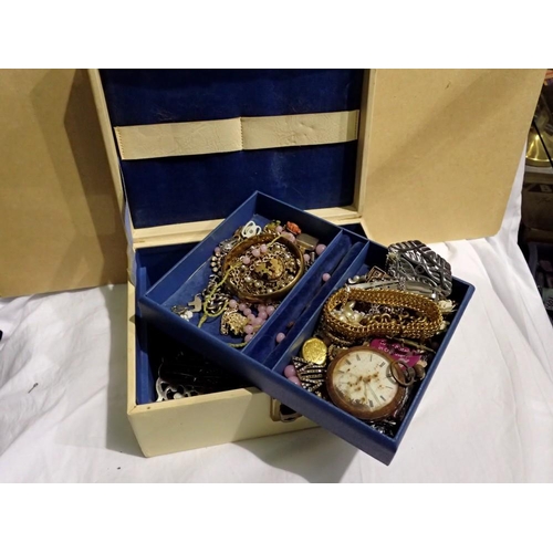 1113 - Jewellery box with contents. UK P&P Group 1 (£16+VAT for the first lot and £2+VAT for subsequent lot... 