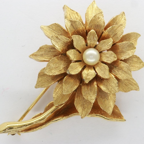 28 - Yellow metal pin brooch in the form of a flower, stamped 1144, set with a single pearl, H: 50 mm, 14... 