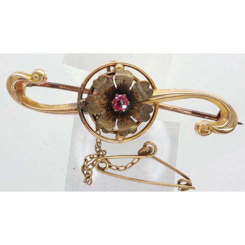 30 - 15ct gold brooch set with a single ruby and safety chain, L: 40 mm, 3.0g. UK P&P Group 0 (£6+VAT for... 