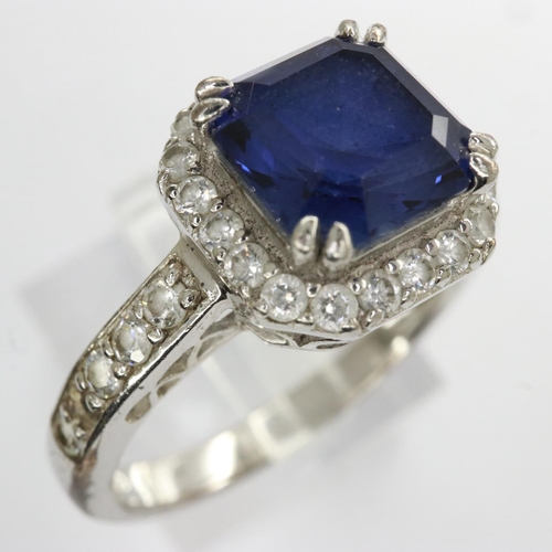 40 - 925 silver cluster ring set with sapphire and tourmaline, size Q. UK P&P Group 0 (£6+VAT for the fir... 