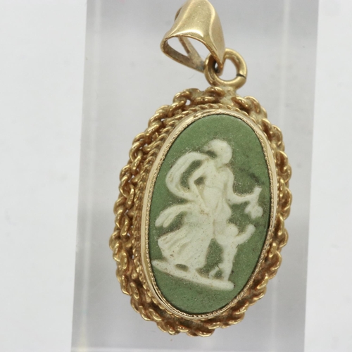 42 - 9ct gold mounted Wedgwood sage green Jasperware pendant, H: 25 mm, 2.5g. UK P&P Group 0 (£6+VAT for ... 