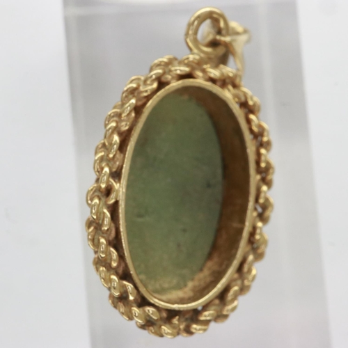 42 - 9ct gold mounted Wedgwood sage green Jasperware pendant, H: 25 mm, 2.5g. UK P&P Group 0 (£6+VAT for ... 