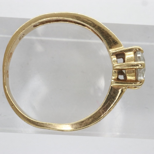 57 - 9ct gold ring set with cubic zirconia, size M/N, 2.2g. UK P&P Group 0 (£6+VAT for the first lot and ... 