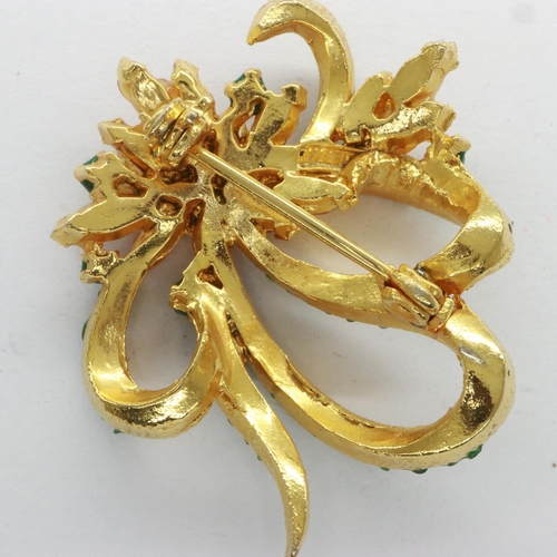 64 - Yellow metal dress brooch, set with emeralds and amber, 14.3g. UK P&P Group 0 (£6+VAT for the first ... 