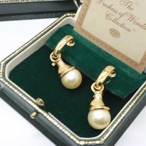 80 - Harrods Duchess of Windsor Collection pearl jewellery, to include earrings, a bracelet and a necklac... 