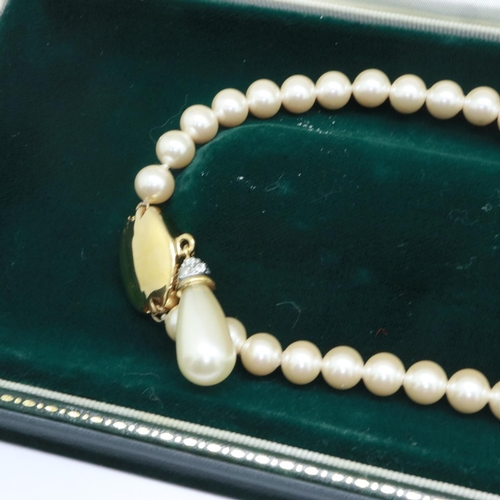 80 - Harrods Duchess of Windsor Collection pearl jewellery, to include earrings, a bracelet and a necklac... 