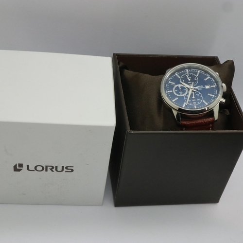 93 - LORUS: gents chronograph wristwatch with three subsidiary dials, date aperture and blue dial on a br... 