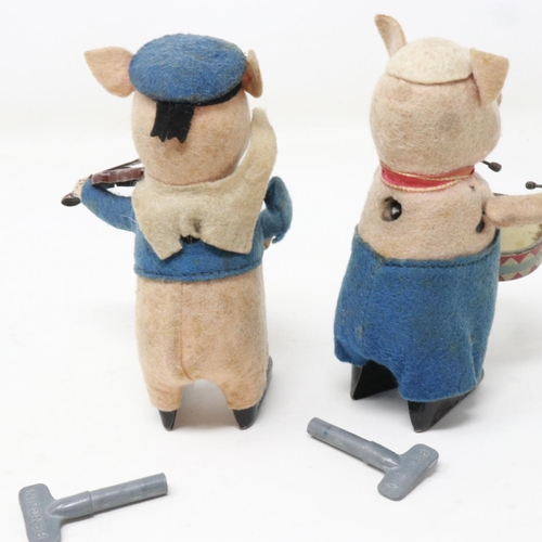 146 - Two Schuco musical clockwork pigs with keys, largest H: 12 cm, mechanisms are working, pig with viol... 