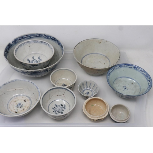 196 - Quantity of Hoi An, Binh Thuan, and similar bowl and tea bowls, all with damages, some with labels. ... 