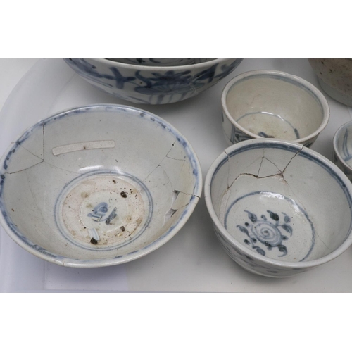 196 - Quantity of Hoi An, Binh Thuan, and similar bowl and tea bowls, all with damages, some with labels. ... 