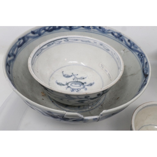 196 - Quantity of Hoi An, Binh Thuan, and similar bowl and tea bowls, all with damages, some with labels. ... 