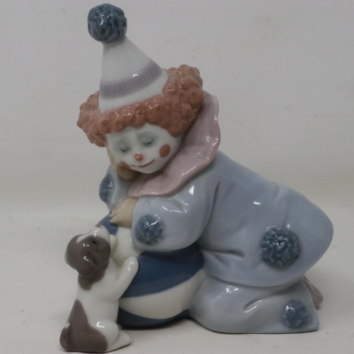 225 - Lladro clown with puppy, no cracks or chips, H: 12 cm. UK P&P Group 1 (£16+VAT for the first lot and... 