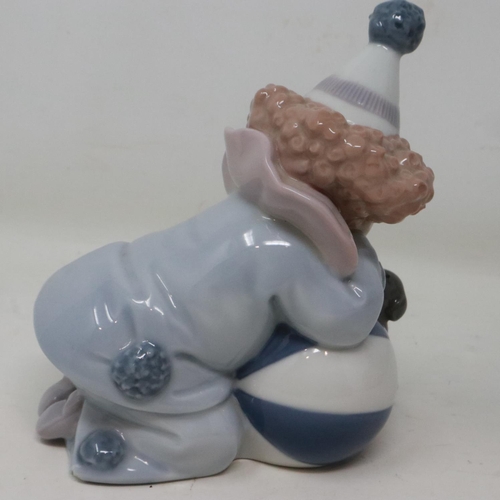 225 - Lladro clown with puppy, no cracks or chips, H: 12 cm. UK P&P Group 1 (£16+VAT for the first lot and... 