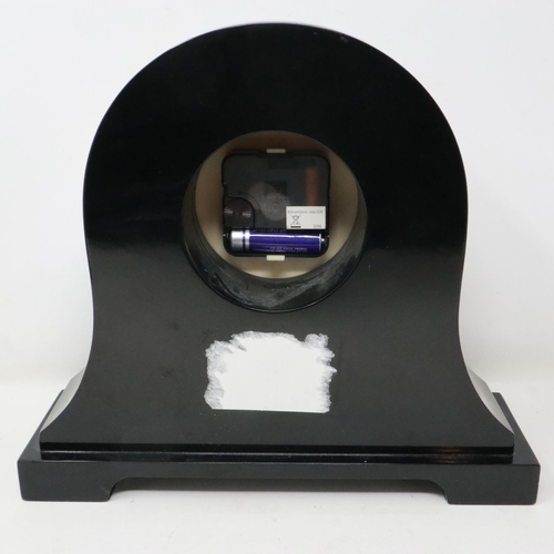 302 - Black quartz mantel clock. UK P&P Group 2 (£20+VAT for the first lot and £4+VAT for subsequent lots)