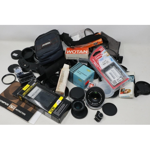 392 - Mixed camera lenses and camera accessories including Olympus and Canon. P&P Group 2 (£18+VAT for the... 