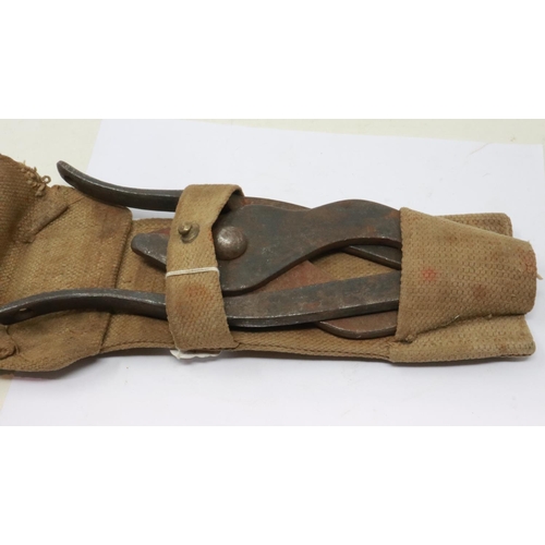 2069 - 1944 dated British wire cutters & webbing pouch. UK P&P Group 1 (£16+VAT for the first lot and £2+VA... 