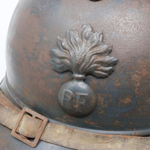 2080 - WWI French MLE 1915 Casque Adriane helmet with original paint and liner. UK P&P Group 2 (£20+VAT for... 