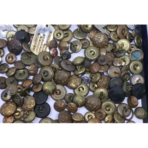 2106 - A large quantity of military uniform buttons, WWI and later, mostly British. UK P&P Group 1 (£16+VAT... 