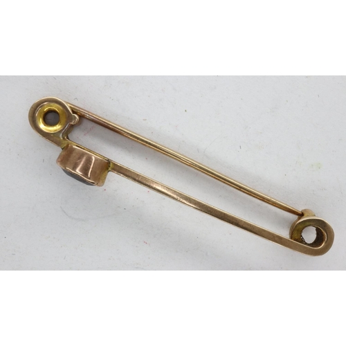 76 - 9ct gold bar brooch set with a single garnet, L: 50 mm, 2.6g. UK P&P Group 0 (£6+VAT for the first l... 