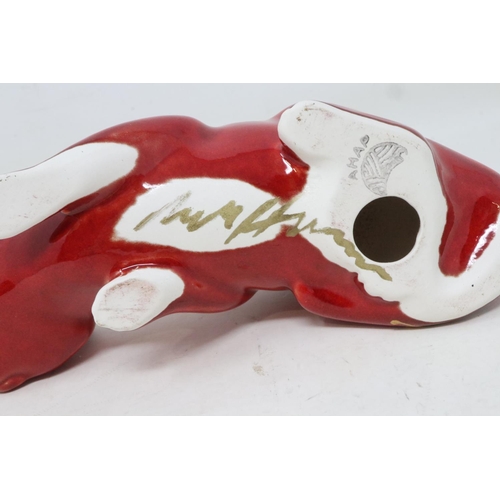 207 - Anita Harris cat, signed in gold, no cracks or chips, L: 15 cm. UK P&P Group 1 (£16+VAT for the firs... 