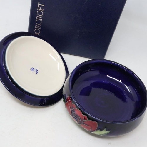 224 - Blue ground Moorcroft covered powder bowl in the Anemone pattern, no cracks or chips, D: 13 cm, boxe... 