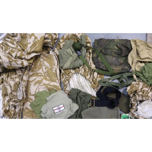 2118A - A quantity of UK military uniform components and camouflage bag covers. UK P&P Group 3 (£30+VAT for ... 