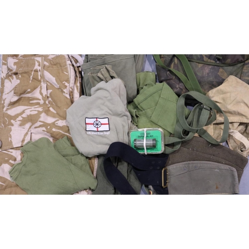 2118A - A quantity of UK military uniform components and camouflage bag covers. UK P&P Group 3 (£30+VAT for ... 