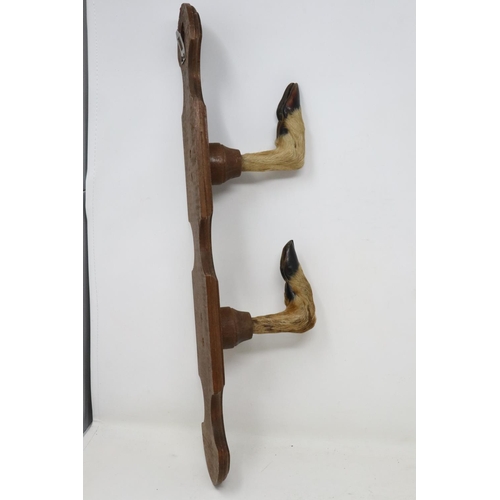 277 - Wooden coat hanger with two hooves as the hooks, L: 47 cm. UK P&P Group 2 (£20+VAT for the first lot... 