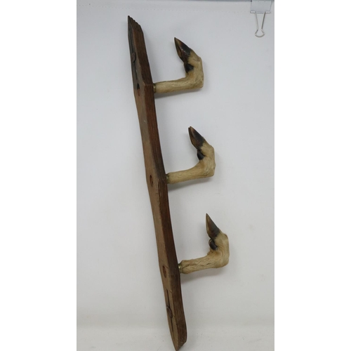 279 - Wooden coat hanger with three hooves as the hooks, L: 53 cm. UK P&P Group 2 (£20+VAT for the first l... 