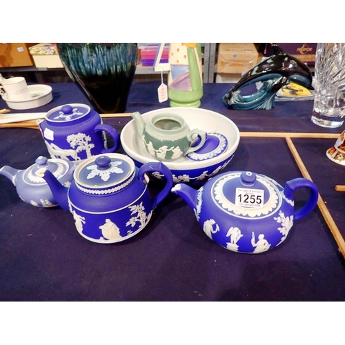 1255 - Selection of Jasperware and Queensware ceramics. Not available for in-house P&P