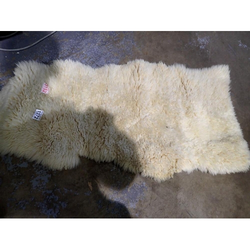 1372 - Genuine lambskin rug, 100 x 60 cm. Not available for in-house P&P