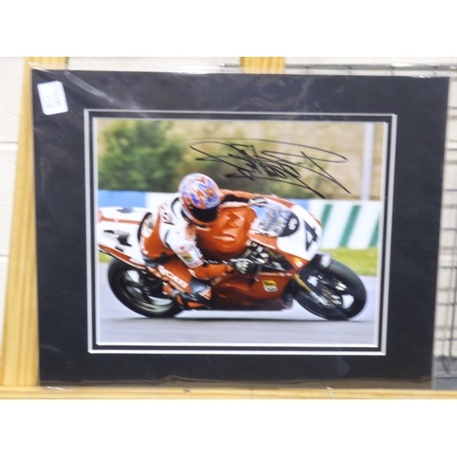 304 - Signed motorcycle press photograph, Carl Fogarty, 25 x 20 cm. UK P&P Group 1 (£16+VAT for the first ... 