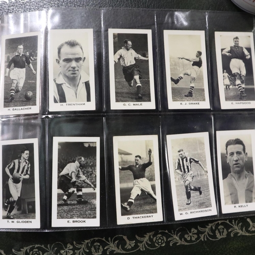 343 - Full set of fifty Sinclair English and Scottish football stars cigarette cards. UK P&P Group 1 (£16+... 