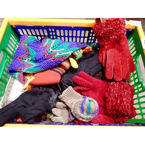 1426 - Mixed clothing mainly gloves, all new with tags. Not available for in-house P&P