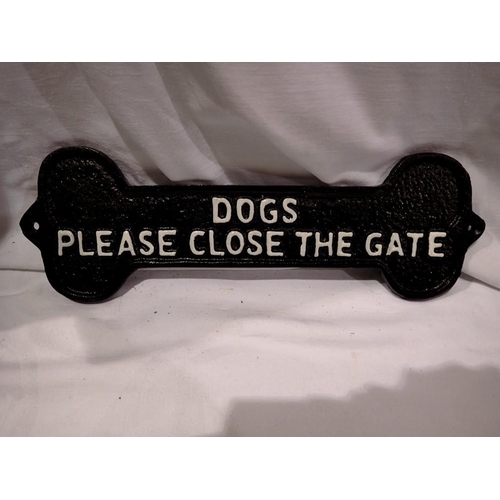 1443 - Cast iron Dogs, Please Close The Gate sign, W: 30 cm. UK P&P Group 1 (£16+VAT for the first lot and ... 