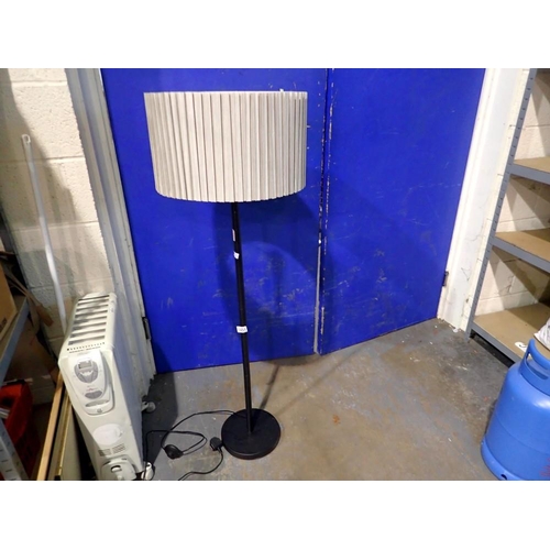 1451 - Metal standard lamp with shade. H: 134 cm. Not available for in-house P&P