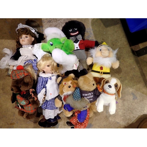 1512B - Mixed soft toys including Golly. Not available for in-house P&P