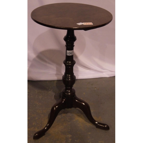 2067 - A George III mahogany tripod wine table, with turned support, H: 63 cm, D: 36 cm.