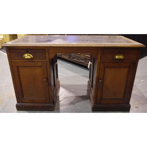 2071 - A Victorian oak twin pedestal partners desk, each side fitted with cupboards, one side with two draw... 