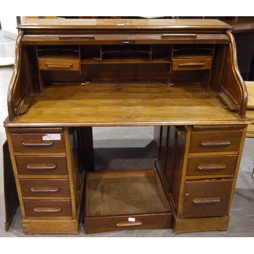 2077 - Oak twin pedestal roll top bureau with seven drawers and fitted interior, for restoration, 122 x 71 ... 