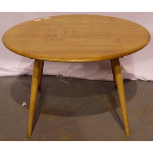 2108 - Ercol Windsor circular coffee table, D: 75 cm, H: 45 cm.